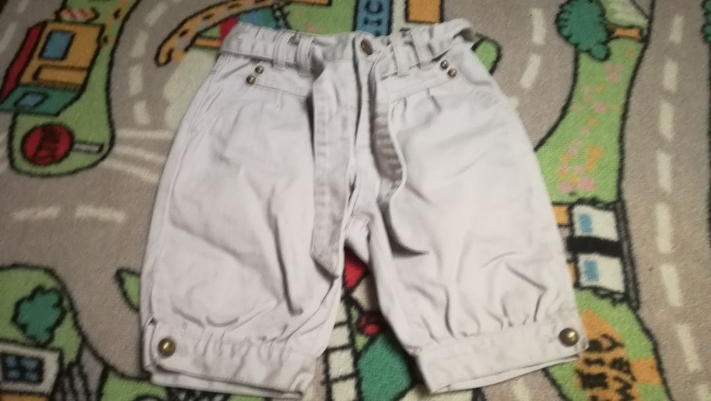 Varias roupas de menina