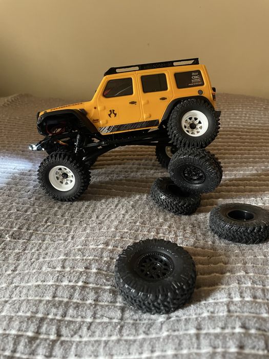 Axial Scx24 1:24 rock crawler com extras