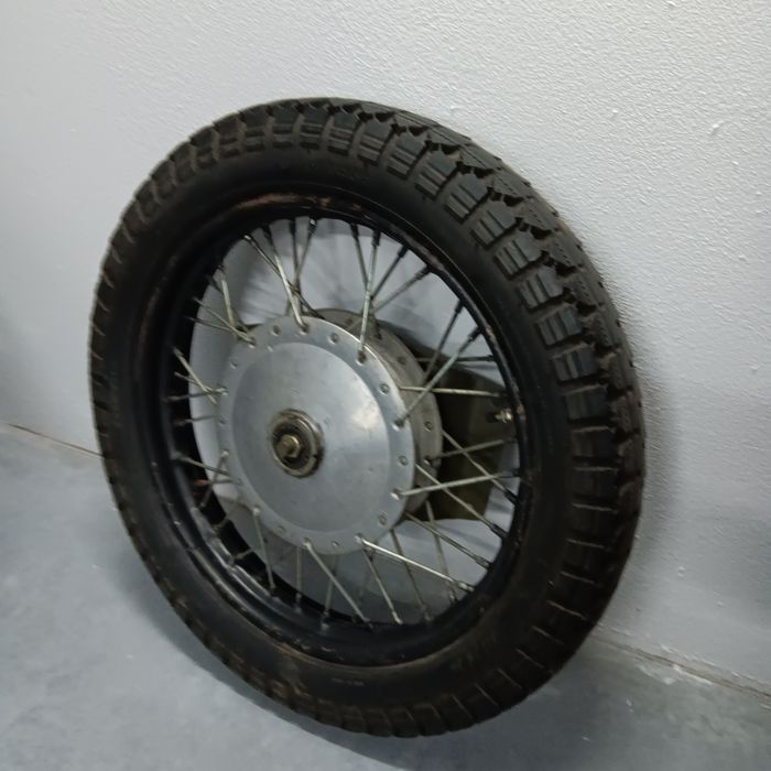 Roda antiga para decoração motas antigas