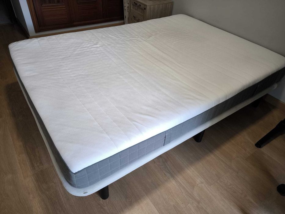 Estrado c/ 6 pernas + colchão de látex (140x200 cm) Cama de casal.