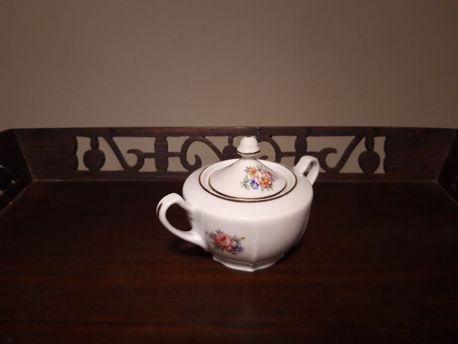 Açucareiro de porcelana da Vista Alegre, decorado com motivos florais