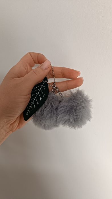 Nowy brelok wisienki puchate włochate szare Cropp