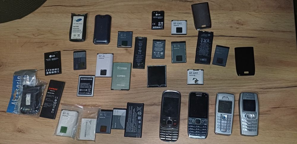 Mix akcesoriów telefonicznych wiekowych