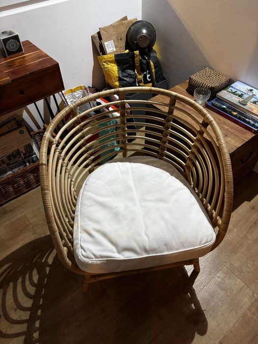 Poltrona BUSKBO IKEA com almofada