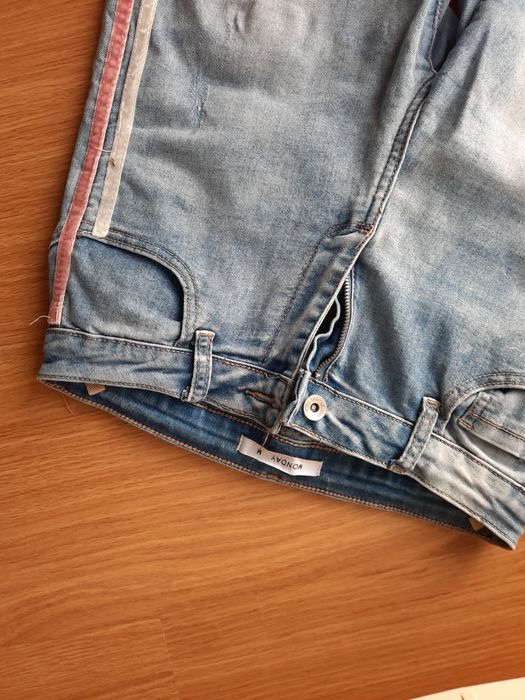 Calças de ganga com detalhe