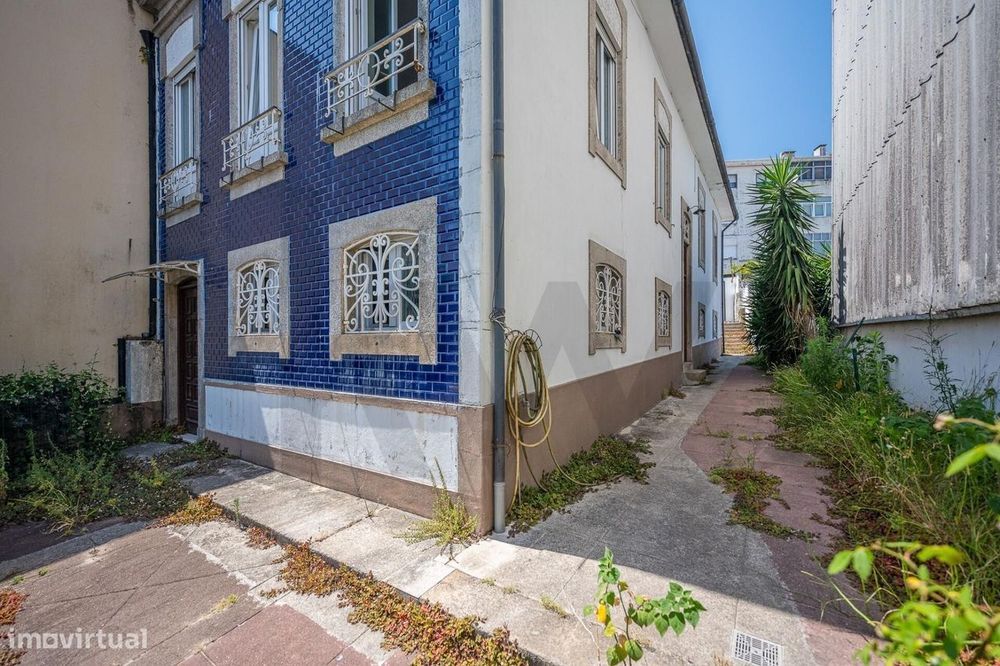 Moradia Burguesa Portuense com Jardim, Terraço e Elevado Potencial de