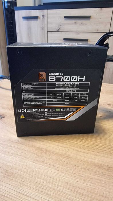 Zasilacz Gigabyte B700H 700W