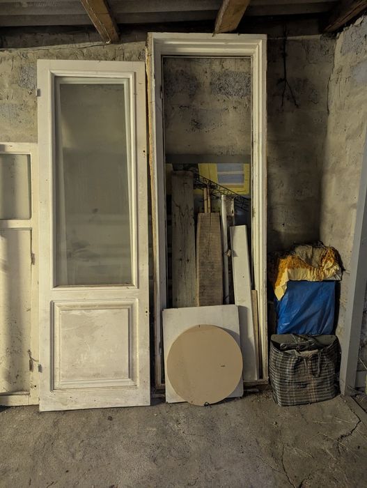 Продам Не дорого:Балконные двери с коробом,Балконные рамы,оконные рамы.Сосна высшего качества.Остекление.Состояние-Добре.