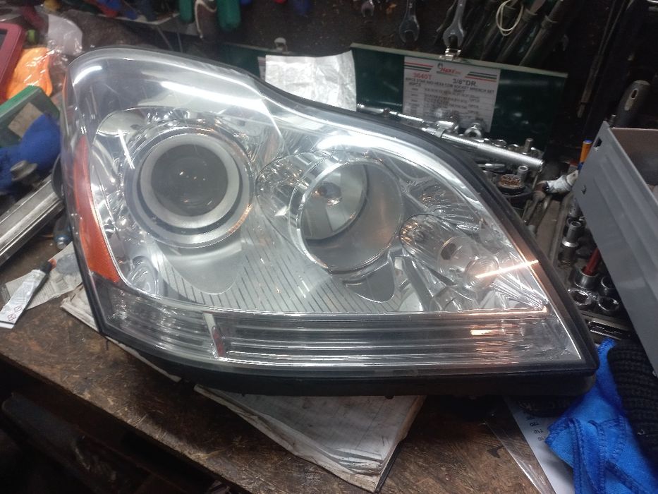 Lampa prawy przod Mercedes GL X!64 2010r H7 wersja USA