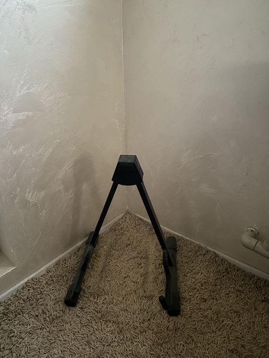 Продам гитару maxtone с чехлом и подставкой