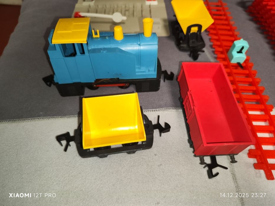 Продам игрушка железная дорога огонек