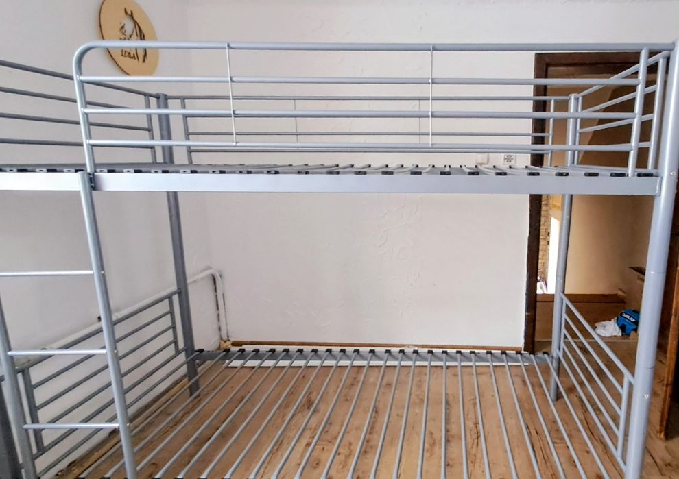 Łóżko piętrowe z drabinką