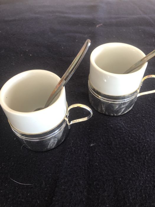 Par de Chávenas de café com suporte com banho de prata.