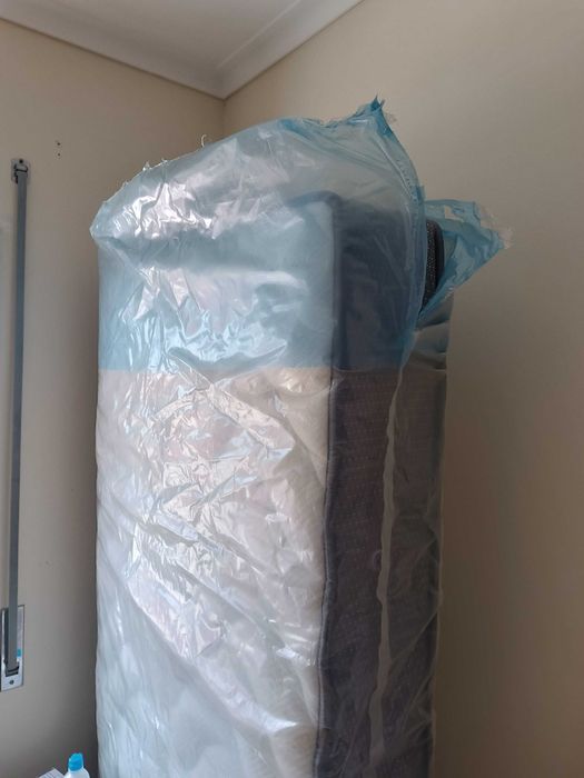 Colchão mola novo + travesseiro viscoelástico + colchão casal usado