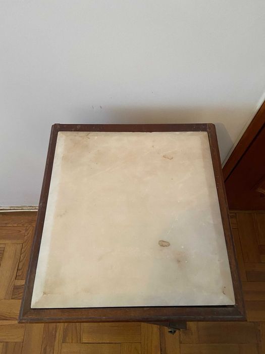 Mesa de cabeceira antiga com tampo em mármore