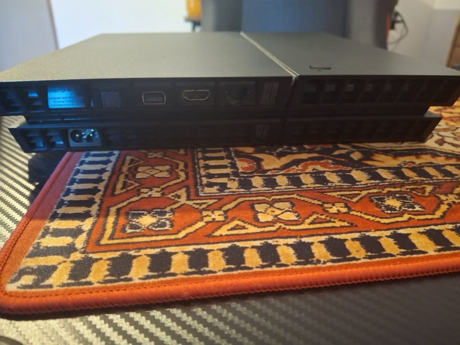Ps4 1TB z orginalnym padem