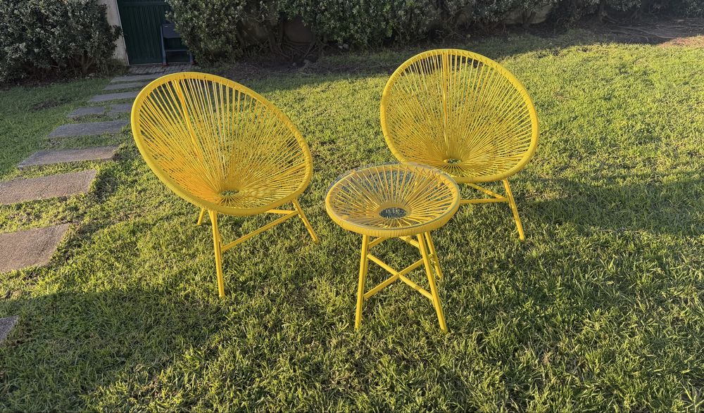 cadeiras estilo Acapulco e 1 mesa redonda com tampo em vidro