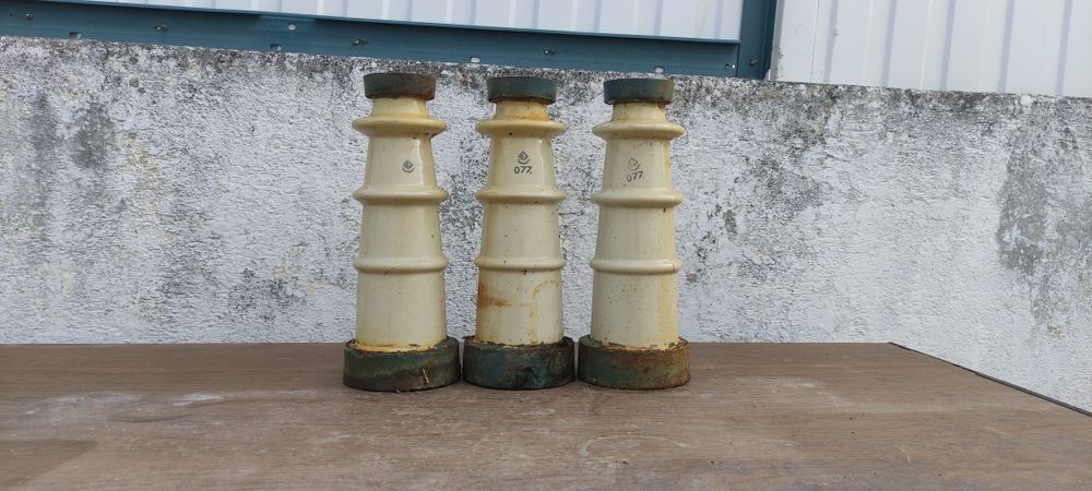 Lote de isoladores cerâmicos
