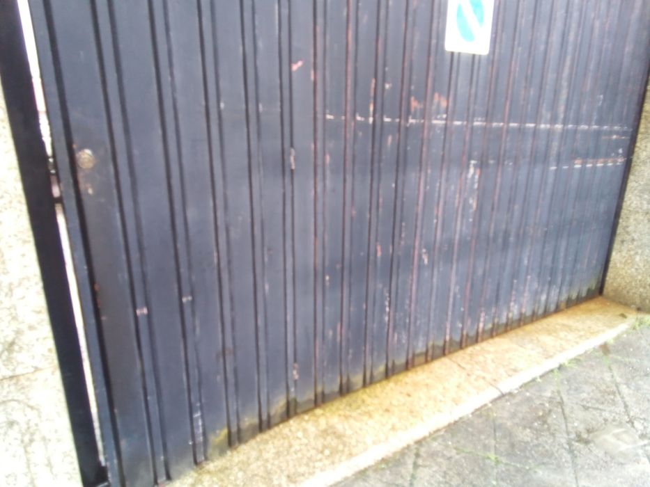 FELGUEIRAS  Portão em ferro e grades em chapa esta ainda a funcionar