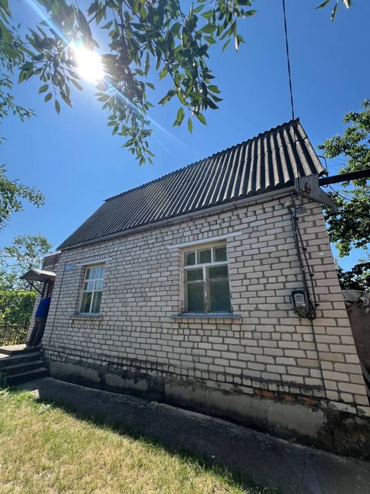Дача або заміський будинок