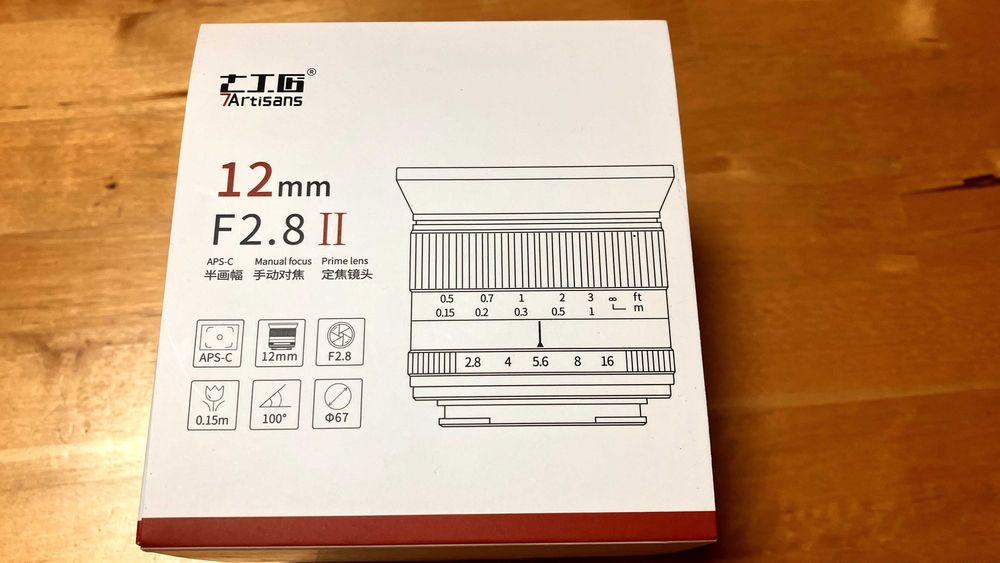 Objectiva APS-C grande angular 12mm F2.8 II, com baixa distorção