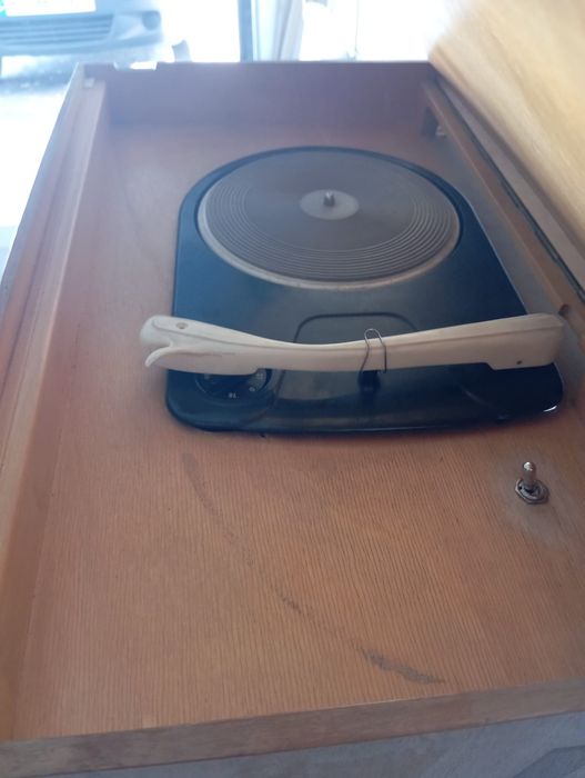 Radio a válvulas com giradiscos