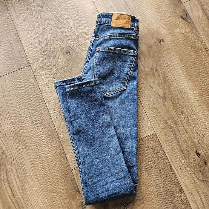 Jeansy Bershka niebieskie