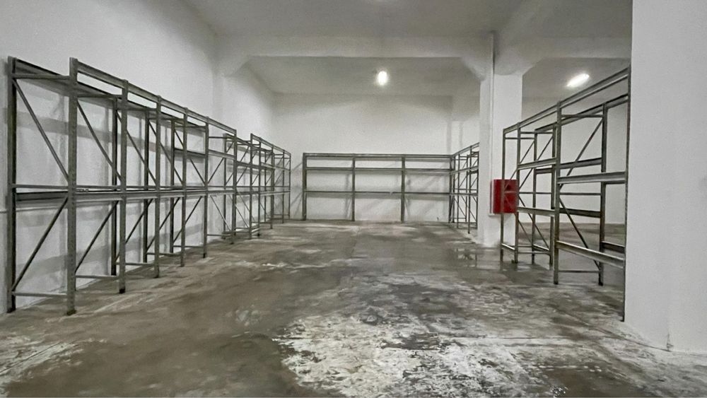 Armazém com 850m2 no Catujal