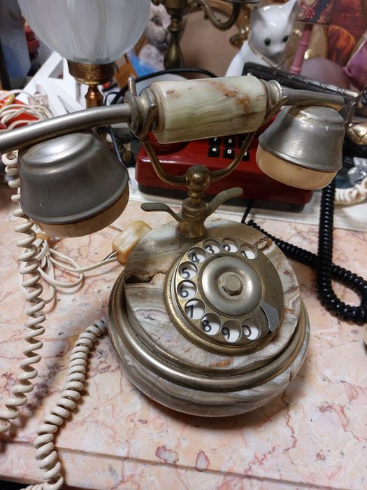 Telefone antigo em latão e ónix 

A base e o suporte do ausculta