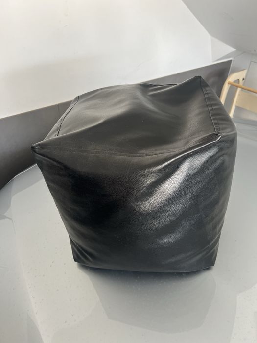 Puff quadrado em pele, cor preto (com pouca utilização)