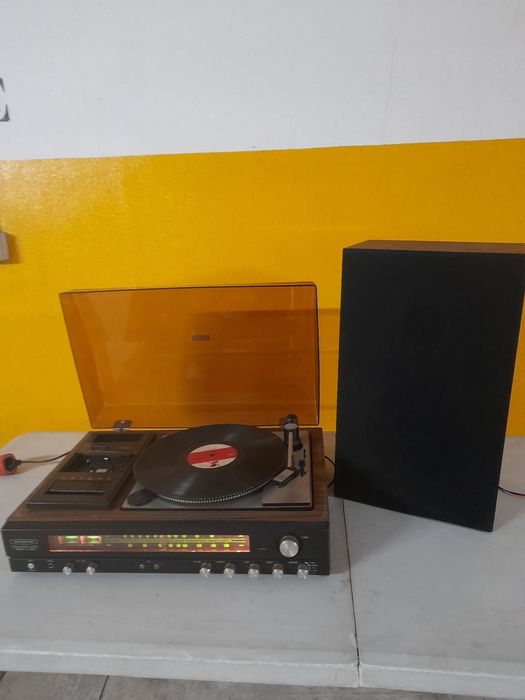 Gira discos, rádio e cassetes com uma coluna