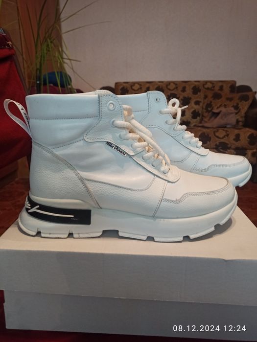 Взуття, ботинки, хайтоы, кроссовки