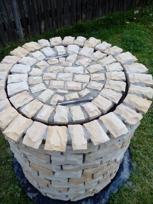 Postument z kamienia piaskowego