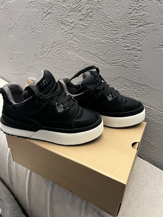 Жіночі кросівки UGG