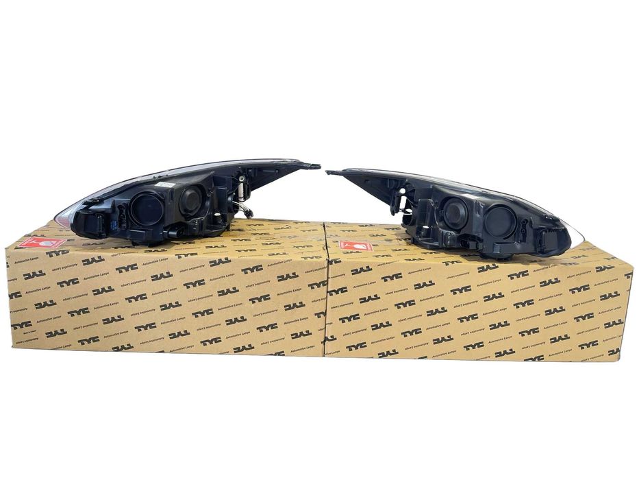 FORD FOCUS III MK3 10- reflektor lampa przednia przód