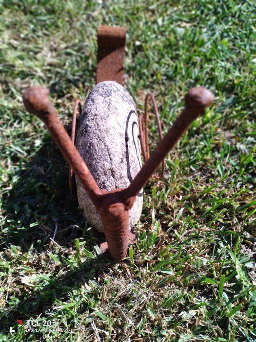Caracol artesanal em pedra e ferro