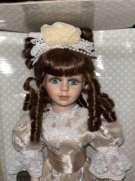 Фарфоровая коллекционная кукла