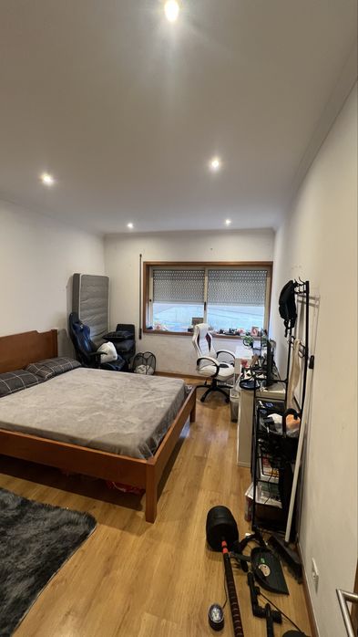 Quarto com cama de casal, proximo ao cortes ingles