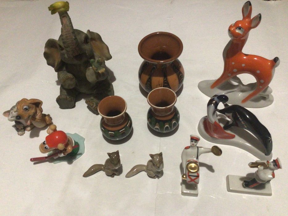 Фігурні статуетки різні.