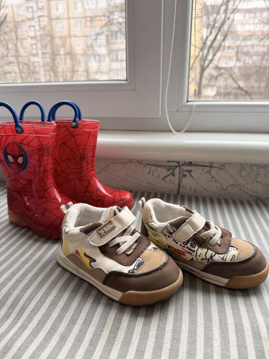 Дитяче взуття — гумові чоботи + кросівки теплі