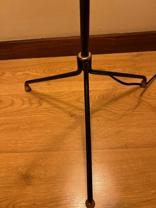 Candeeiro de pé italiano em ferro e latão dos anos 50.