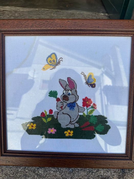Quadro bordado em ponto cruz - coelho