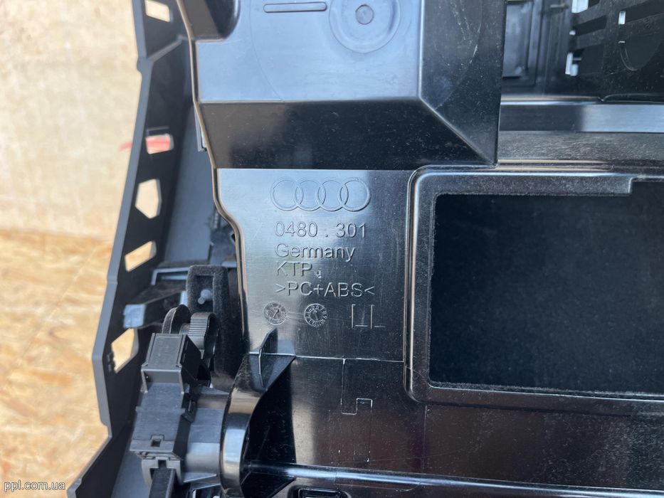 Audi Q3 II F3 18- бардачок перчаточный ящик
