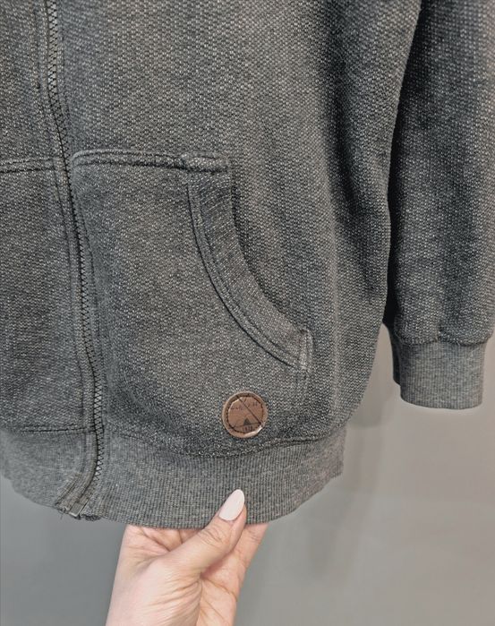Szara bluza z kapturem zapinana na zamek