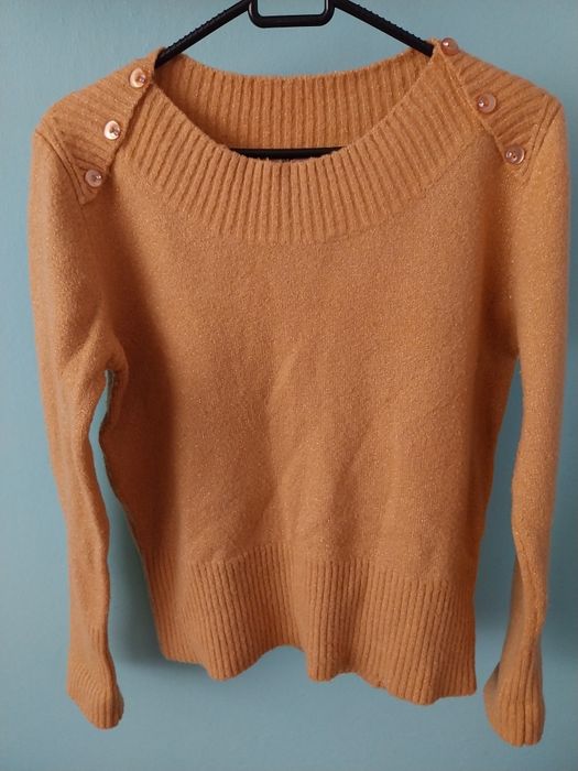 Sweter ze złotą nitką