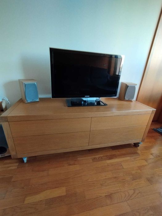 Móvel para sala de estar com rodas