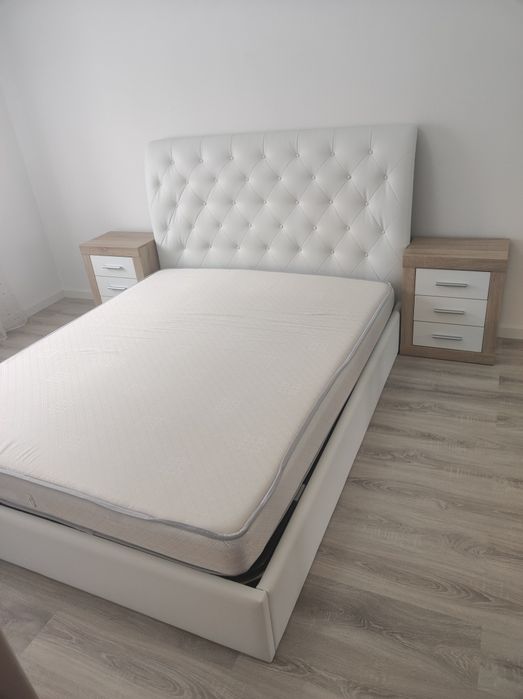 Cama de casal 160x200 com estrado, colchão e 2 mesas de cabeceira em excelente estado