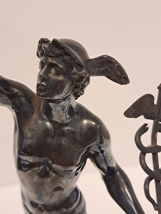 Escultura em bronze (mercurio voador)r