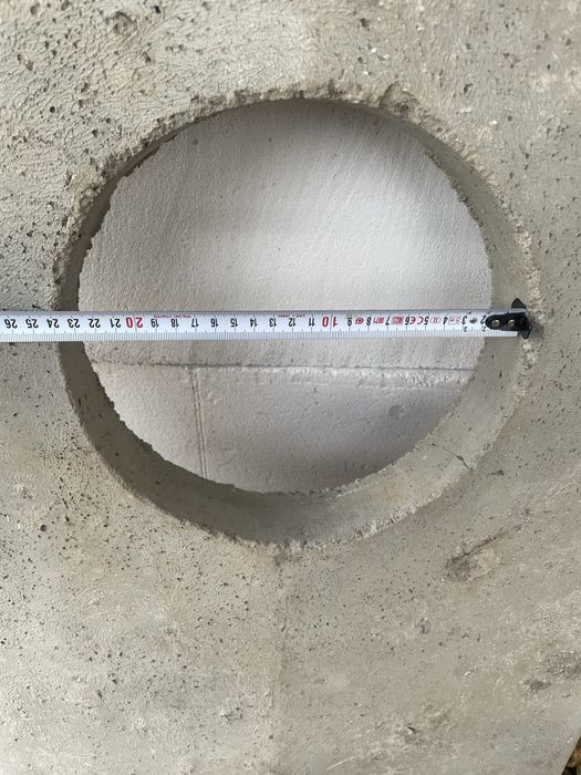 Płyra betonowa przykrywa komina