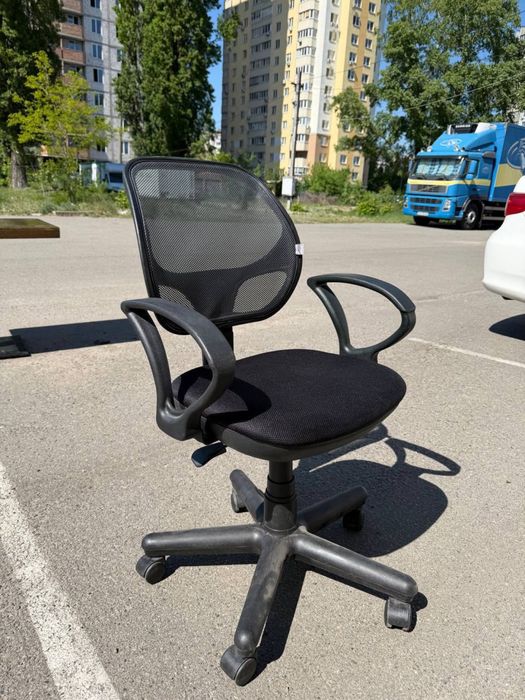 РОЗПРОДАЖ офісних столів крісел та меблів для бізнесу